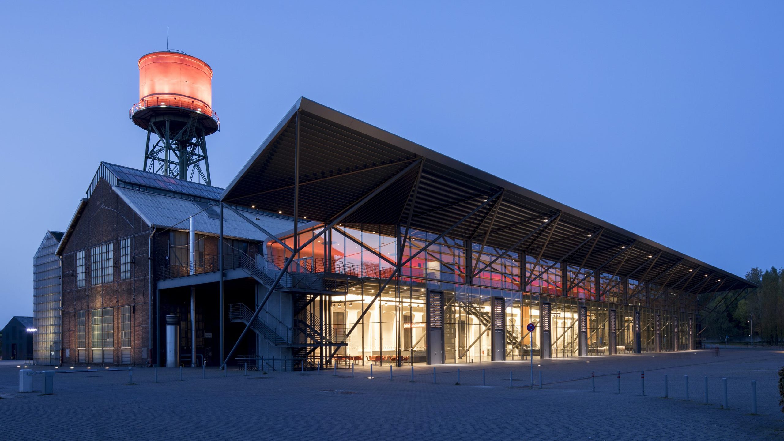 Jahrhunderthalle Bochum bei Nacht (Außenansicht)