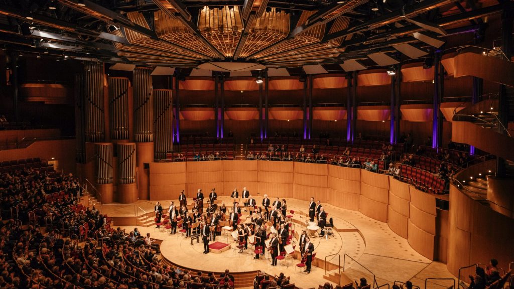 Saal und Bühne der Kölner Philharmonie mit Publikum