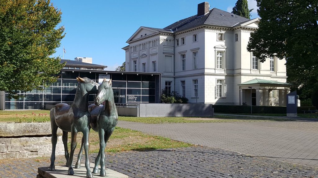 Lippisches Landesmuseum (Außenansicht, Vorplatz)