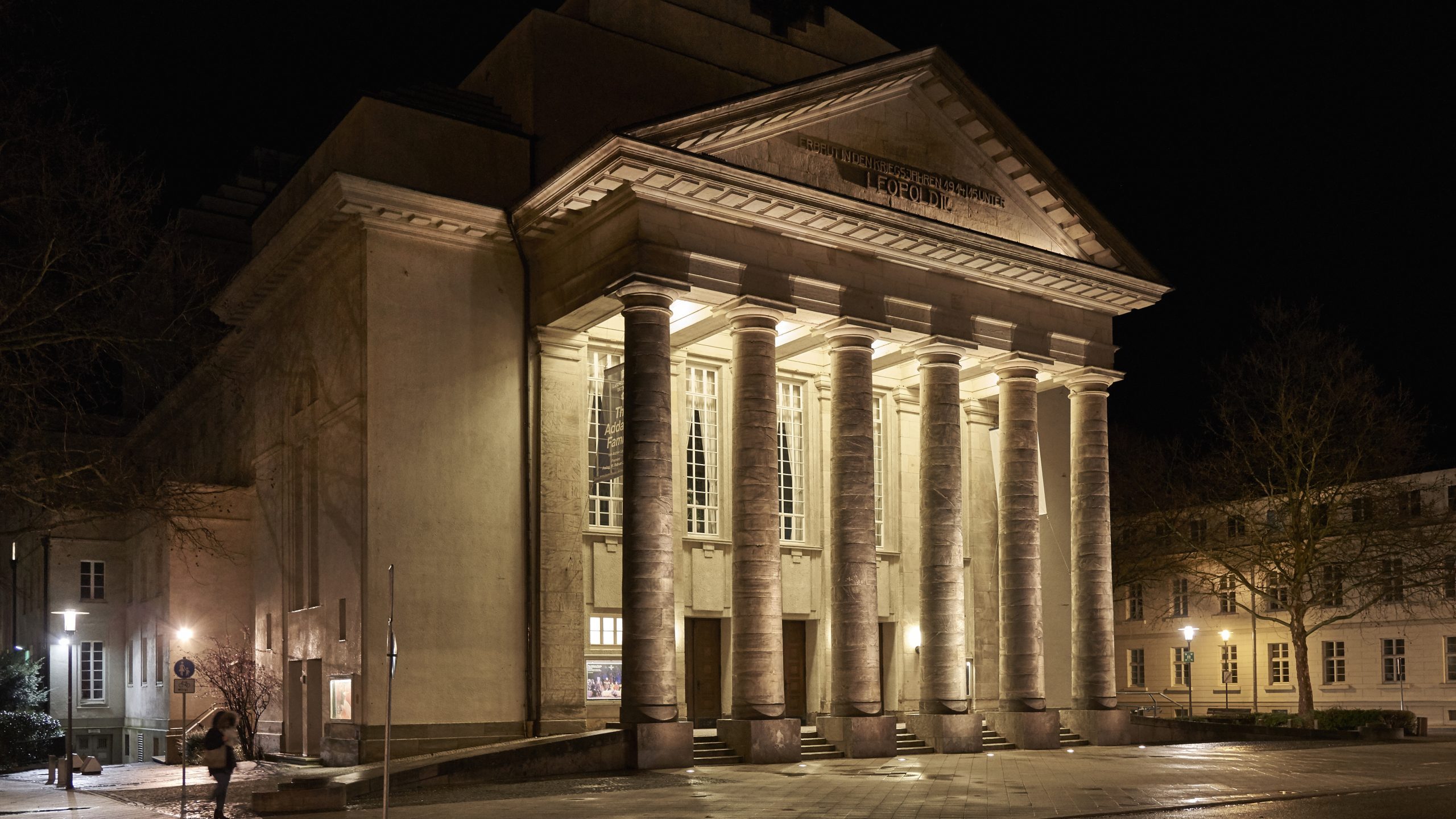 Landestheater Detmold bei Nacht (Außenansicht)